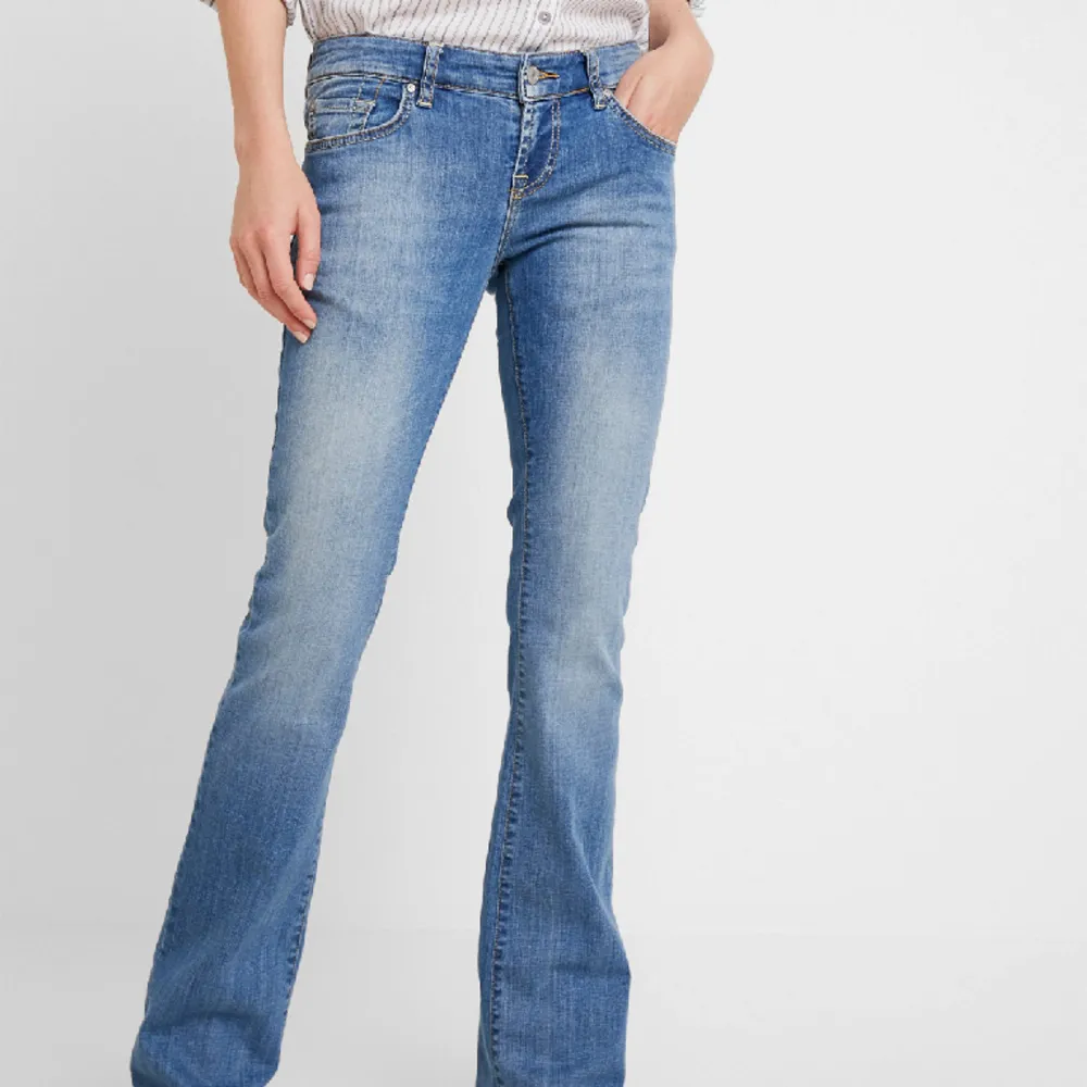 Säljer dessa snygga LTB jeans då de blivit för stora. Nypris - 909kr. Frakt ingår inte. Skriv privat om du vill ha fler bilder!! Jag är 169/170💗. Jeans & Byxor.