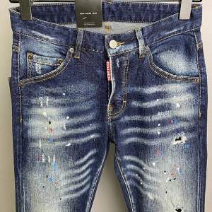 1:1. Dsquared 2 Jeans. Storlekar är US Size och finns från 28 till 38 (US 30 motsvarar 40 i europeisk storlek) fraktas med DHL och leveranstiden är normalt 10 dagar om inte annat hinder uppkommer.  Spårningsnummer skickas ut efter paketet kommit till DHL.