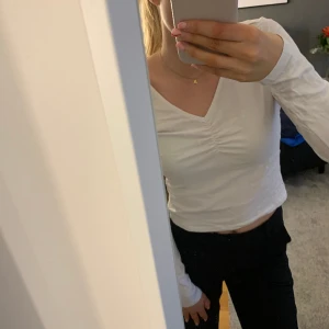 topp från H&M - Super söt liten tunnare vit tröja från H&M i stl M🌟💓