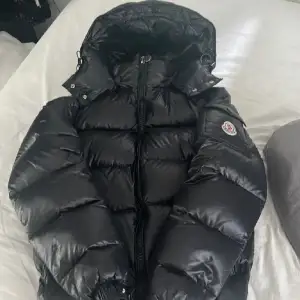 En väldigt fin moncler jacka i storlek 1, motsvarar ungefär storlek S. Skanningen funkar men köpte den här på plick så har inget kvitto. Säljer den pga att den är för stor för mig. Priset kan diskuteras vid snabb affär 