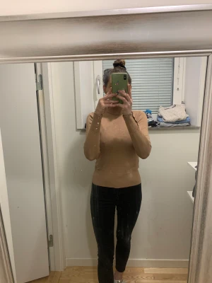 Tröja  - Brun beige tröja från Holly and Whyte 