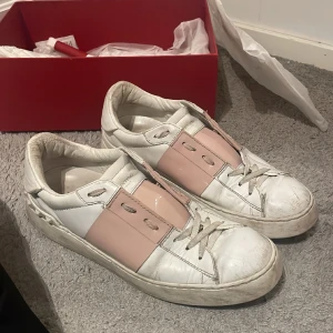 Valentino skor - Säljer nu mina valentino skor då de inte kommer till användning längre. Säljer de för 1800kr+frakt pga det slitna skicket!💖