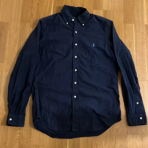 Ralph Lauren skjorta - Fin Ralph Lauren skjorta i en fin mörkblå färg. Skjortan är i storlek S. Skjortan har inga deffekter och är i ett fint skick. Nypris 1400. Skriv för fler bilder eller om frågor finns.