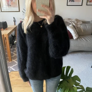 Stickad tröja  - Jättemjuk tröja i angoraull. Okänt märke då jag köpt på second hand och skulle säga att storleken upplevs mindre än 44💕fint skick!