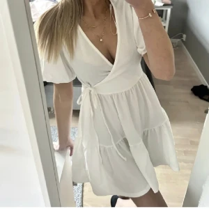 Studentklänning ginatricot  - Super din klänning som passar perfekt till studenten eller sommaren❤️använd vid 1 tillfälle så fortfarande i toppen skick❤️