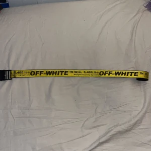 Off White bälte  - 2m långt off white bälte säljs på grund av jag fick av en vän och inte gillar den. Ett år gammal men bra skick. Finns tyvär inget kvitto för jag fick av en vän. ÄKTA!! 