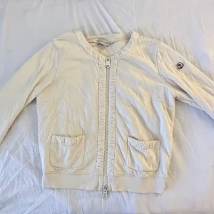 moncler kofta  - Storlek M men mer som XS/S. Har inget äktehetsbevis då jag köpte den på plick och hon skickade bild på kvittot men bilden är borta.  Pris går att diskutera.