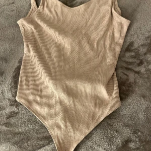 Body med djup rygg  - Super fin body  Djup rygg