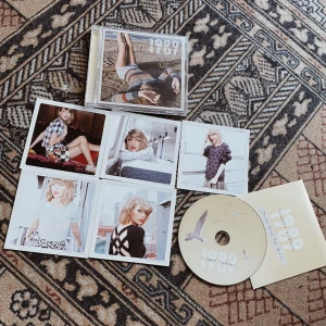 1989 taylors version yellow - Säljer denna cd med alla polaroids och allt som ingick, endast öppnad men aldrig spelad :)