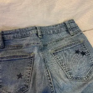 jättefina ljusblåa lågmidjade jeans med stjärnor på bakfickorna <3
