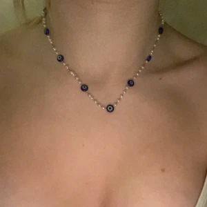 Evil eye halsband  - Ett jättefint andvänt 1 gång Evil eye halsband passar till allt med en fin silver kejda märke är oklart då jag har fått det i present 25 plus frakt 15kr 