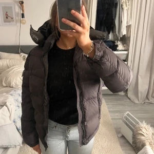 moncler - säljer min fina moncler-jacka i jättebra skick. har tyvärr inget kvitto men sista bilden visar ”serien”🩷🩷 skriv för fler bilder. barnstorlek i 14Y men passar mig med xs/s