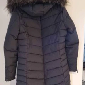 Vinterjacka  - Går ner till låren, väldigt fin och varm
