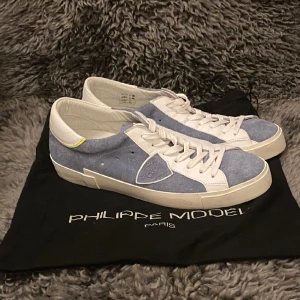 Philippe model sneakers - Ett par sjukt feta phillipe model skor som aldrig har använts, de är helt nya. Storlek 43 men models passar oftast 0,5-1 storlek större. Nypris 4k, vårt pris 2299. Tveka inte på att höra av er vid eventuella frågor, kan gå ner i pris vid snabb affär. Häst