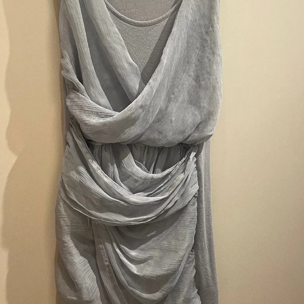 En grå/silvrig klänning från bikbok, ganska gammal men aldrig använd då den är för kort för mig (176 cm)  pris går såklart att diskutera för jag vill egentligen bara bli av med massa saker . Klänningar.