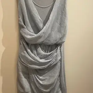 En grå/silvrig klänning från bikbok, ganska gammal men aldrig använd då den är för kort för mig (176 cm)  pris går såklart att diskutera för jag vill egentligen bara bli av med massa saker 