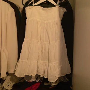 Vit klänning - Har nästan aldrig använt  Storlek xs från zara