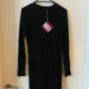 Ny klänning - Ny enkel ribbad klänning från even&odd.