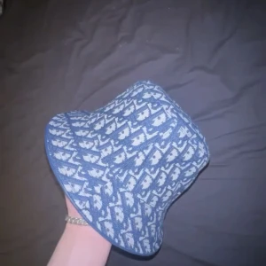 Dior bucket hat - Hejsan! Säljer nu min jätte fina Dior bucket hat!  Retail är ca 5000 men släpper den till ett mycket rimligare pris Skick 9/10 Storlek Small men passar även större  Kan gå ner vid smidig affär!