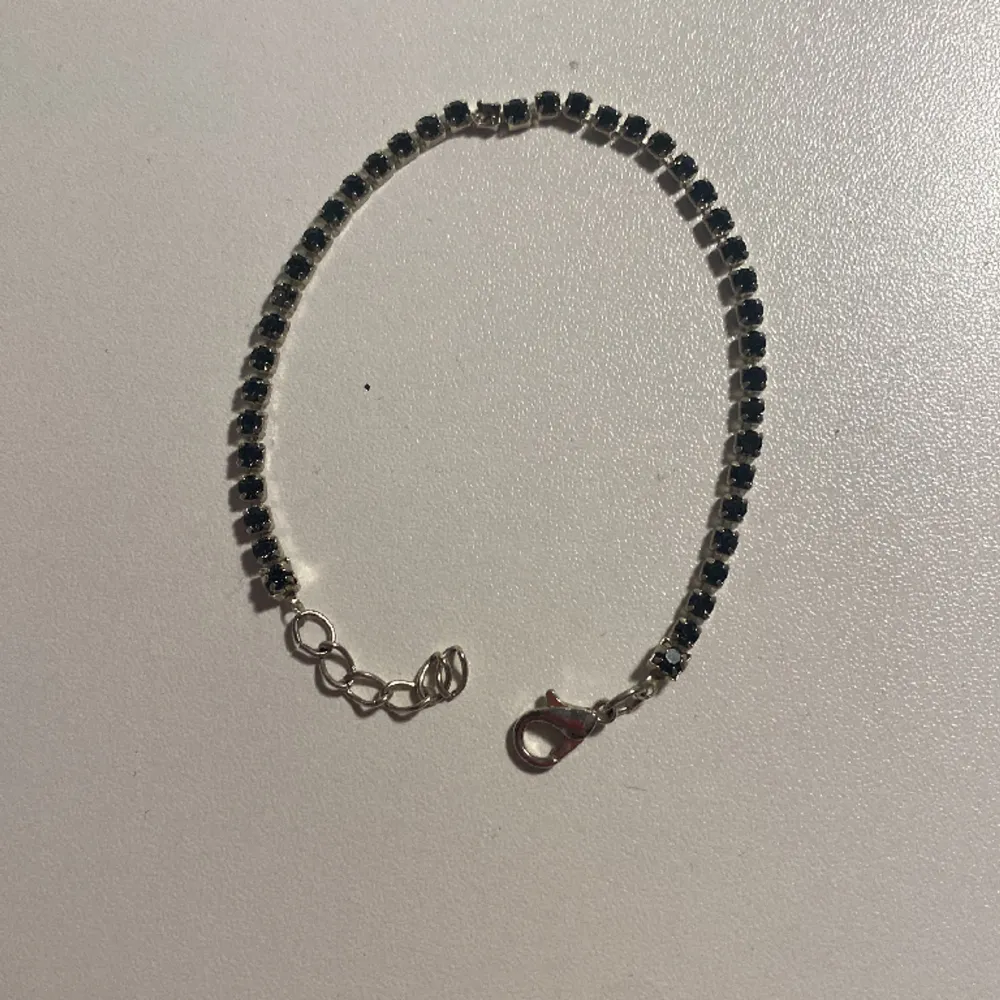 Säljer detta fina armband eftersom den inte kommer till användning. Dock har den tappat en pärla som man kan se på bild 2 ❤️ frakt kostar 15kr. Accessoarer.