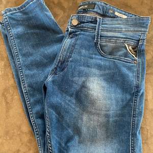 Ett par Replay jeans o modell Anbass. Som nya bara testade. Storlek är 28/30 men passar även 28/32