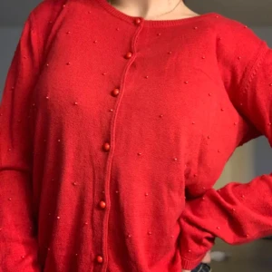 Söt kofta/cardigan❤️ - Söt kofta/cardigan i fint skick. Passar xs-m. Perfekt till jul/nyår. Så söt med pärlor❤️