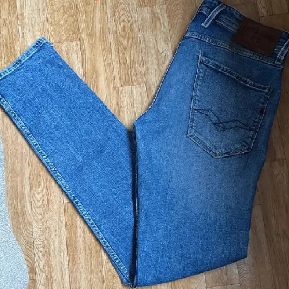 Hej, säljer mina Replay jeans för att dom är för små. Köpt för cirka 1100 använd i bra skick. (Paket pris). Jeans & Byxor.