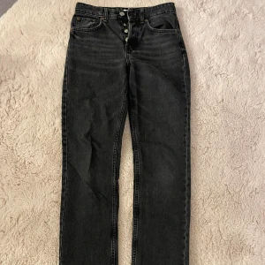 Zara jeans - Säljer mina svarta jeans från zara, säljs på grund av att de blivit försmå. Köparen står för frakten💗