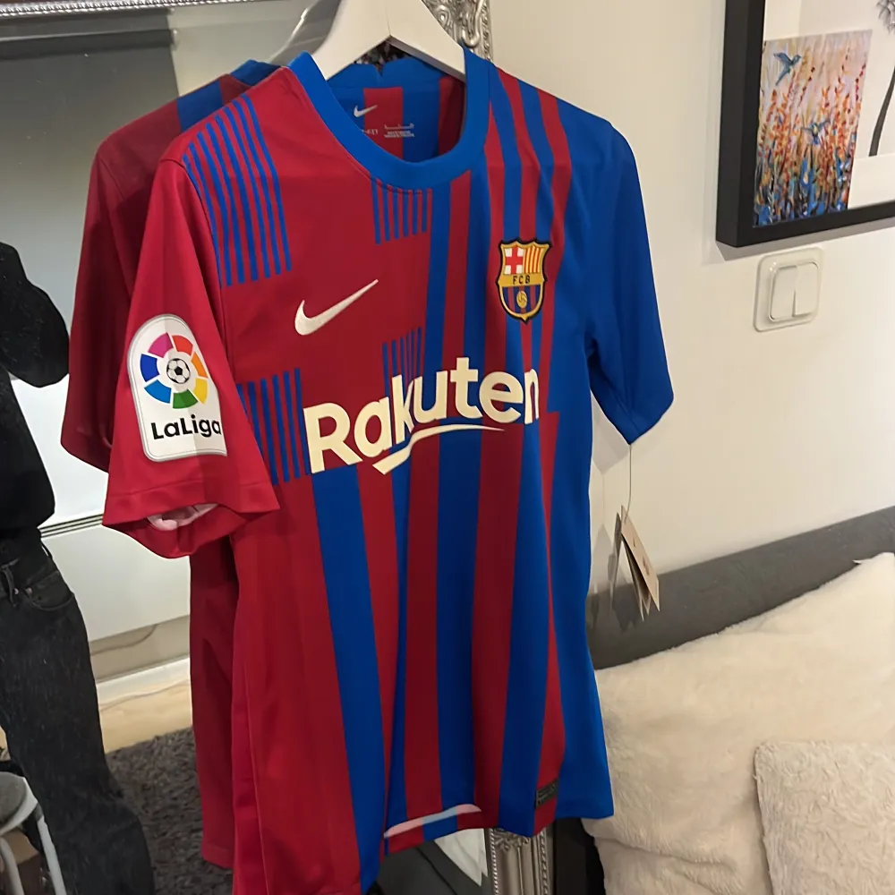 Helt ny oanvänd Barcelona tröja köpt i Spanien. Nypris 110 euro men mitt pris 499kr!. T-shirts.