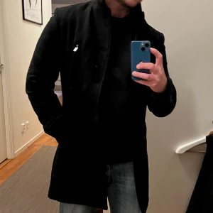 Bruun & stengade - En rock från Bruun & Stengade. I fint skick , använd Max 5 gånger då den är för liten för mig. Stolek S , medföljande väst följer med som värmer gott under. Cond 9/10! 