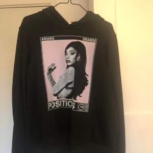 Säljer denna Ariana Grande hoodie