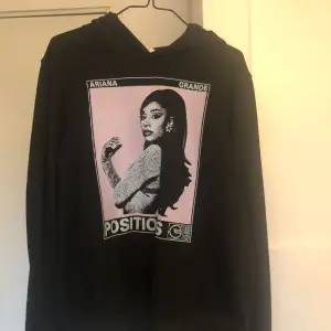 Säljer denna Ariana Grande hoodie