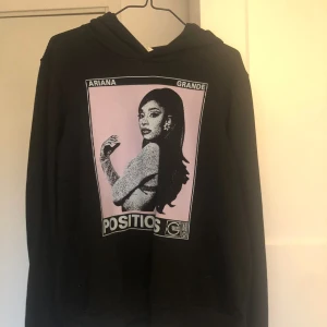 Ariana Grande hoodie - Säljer denna Ariana Grande hoodie