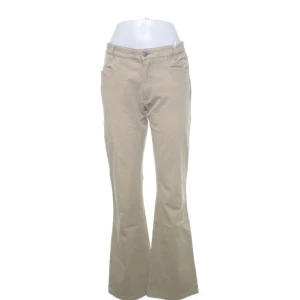 sand essential jeans  - nu säljer jag dessa jeans då de inte kommer till användning, de är näst in till oanvända☺️5% elastan så de är väldigt stretchigt och skönt material ❤️