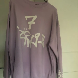 Ariana Grande 7 rings crewneck  - Säljer denna crewneck 