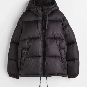 Hm jacka  - säljer nu min svarta puffer jacka från hm som är helt slutsåld på hemsidan. Använd endast en vinter väldigt sparsamt. Skriv privat för fler bilder eller frågor. 🥰 om flera är intresserade startar jag en budgivning 