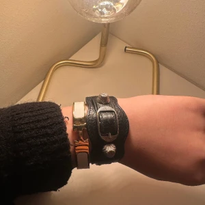 Balenciaga armband - Hej! Skulle vilja byta mitt svarta balenciaga armband med silver detaljer mot ett med guld detaljer med vilken färg som helst!!!!🔥BYTER ENDAST!!