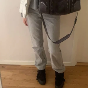 Gråa jeans - Säljer mina gråa straight low waist jeans som bara använts ett par förtal gånger jättefina i bra skick köpta från Zalabdo 