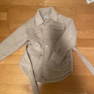 Beige kappa/jacka - Super fin beige kappa, storlek 34 men oversized så kan passa storlekar 34-38, perfekt till våren, hösten, eller vintern