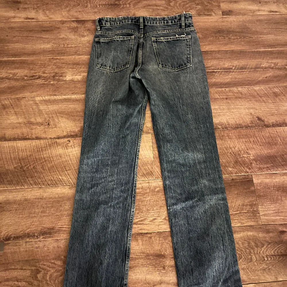 säljer dessa fina mörkblåa jeans ifrån zara! Zara mid rise jeans, i storlek 36! Superfint skick 💗 hör gärna av er med frågor! . Jeans & Byxor.