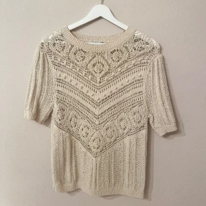 Zara tröja  - Säljer denna från zara, använd fåtal gånger. Kontakta vid frågor eller intresse💕