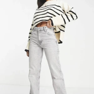 Gråa jeans - Säljer dessa jeans från bershka, använd fåtal gånger! I stl 36 men mer som 34 och jag tycker dem är väldigt korta i längden☺️