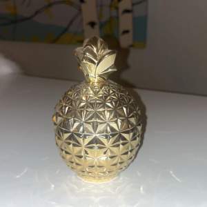 En guldig ananas för prydnad & förvaring av småsaker med avtagbart lock. Gjord i glas. Piffar till ditt hem något extra! I väldigt bra skick. Nypris: 99 kr. Vid snabb affär kan pris diskuteras!