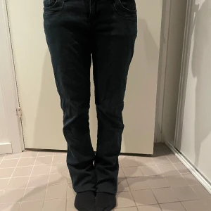 Ltb Jenas marinblå - Marinblåa Ltb jeans. Uppsprättade längst ner. 💕