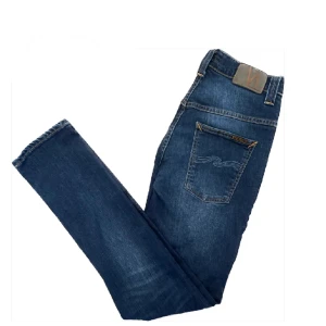 Nudie Jeans - Nudie Jeans i bra skick! W30 L32 (passar dig runt 175cm). Nypris över 1500 kr. 