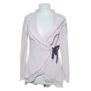 ROSA ODD MOLLY TRÖJA - Rosa odd Molly LIKNANDE omlottkofta, super söt!💖 Köp innan den 17 december och få fri frakt🫶🩵