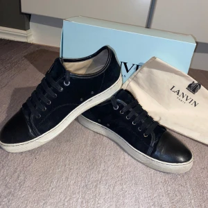 Lanvin skor - Säljer nu mina lanvin skor då jag vill testa ett par andra. Skulle säga skicket på dom är 8/10.  Det är uk 8 på skorna. Hör av dig vid andra frågor och funderingar.