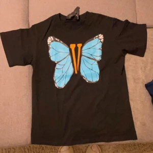 Vlone butterfly T-shirt - En Vlone T-shirt som aldrig kommit till användning. Väljer sälja den då den har mer användning i någon annans händer än min garderob. Original förpackning och tags följer med. 