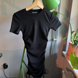 Zara klänning S - Jag säljer denna klänning från zara som har används endast en gång 💕