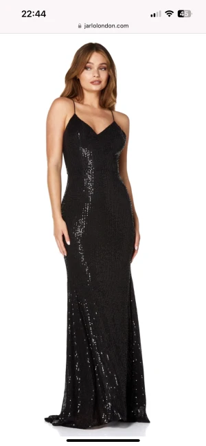 Klänning - Jag säljer min klänning som jag köpt från Jarlo london. Aldrig använd i storlek 38. Den är i super fint material och passformen är helt perfekt, jag älskar denna klänningen men den var lite liten för mig och jag väntade för länge för att hinna återlämna👍🏻